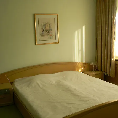 Palace 3*